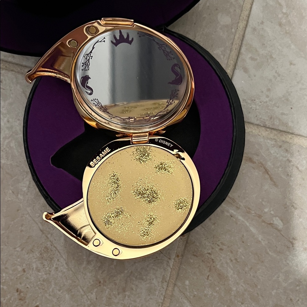 Besame Cosmetics Ursula’s Gold Shell Compact Highlighter - Picture 3 of 4